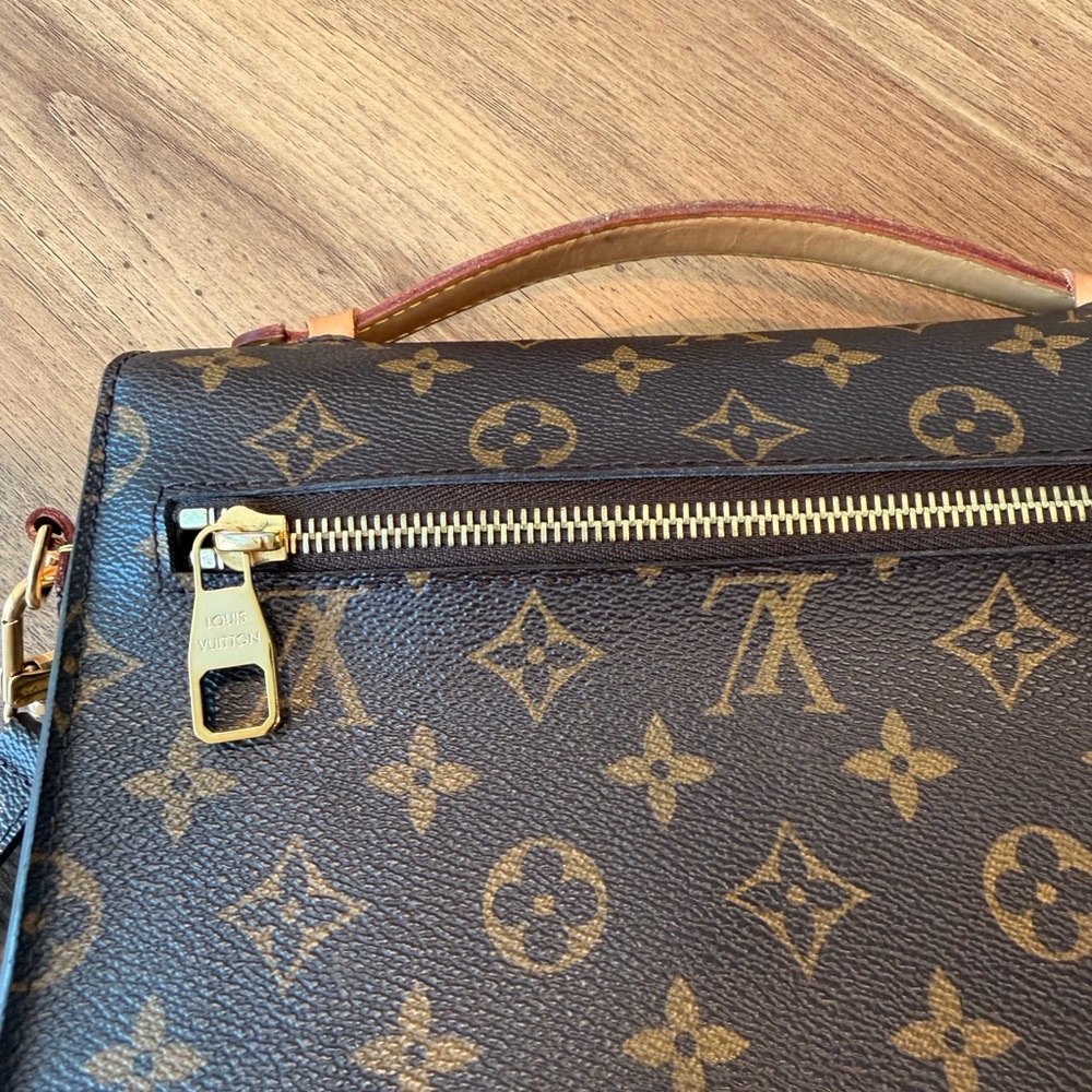 Louis Vuitton Brown Monogram Handbag - Picture 8 of 10